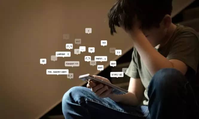 cyberbullying boy smartphone 01